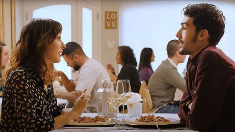 Captura del vídeo promocional presentado por el Concello de Ferrol en Fitur, que simula una cita del programa televisivo «First Dates».