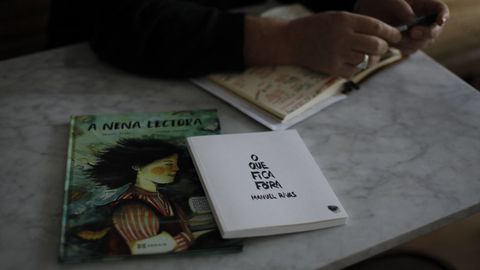 Rivas (na foto, no café Macondo) vén de publicar «A nena lectora» (Xerais), unha homenaxe a Pardo Bazán que nos achega a un momento histórico da cultura na Coruña, e o poemario «O que fica fóra» (Apiario).   