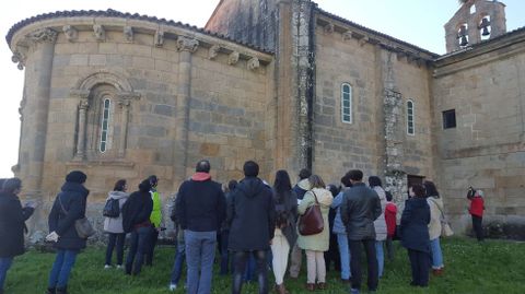Un grupo de turistas en una visita guiada a la iglesia del convento de Ferreira de Pantón