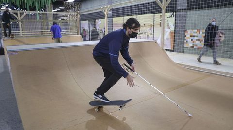 Marcelo Lusardi patinando en Área Central estas Navidades.
