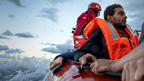 Inmigrantes que estn siendo trasladados al barco de rescate en la costa de Libia.