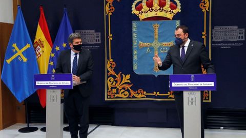 El ministro de Inclusión, Seguridad Social y Migraciones, José Luis Escrivá (i), presenta este viernes en Oviedo junto al presidente asturiano, Adrián Barbón (d), el proyecto piloto Conect-AS: itinerarios de inclusión social digital en el Principado de Asturias