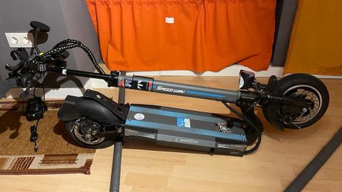 El patinete eléctrico, modelo SmartGyro Speedway V2.0, plegado y todavía precintado en el domicilio de su propietario
