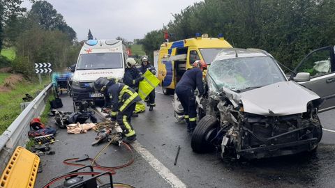 Imagen de archivo de una excarcelacin llevada a cabo por los bomberos de Asturias en un accidente de trfico