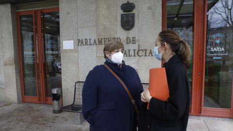 Esperanza Rodríguez, junto a la diputada socialista Noa Díaz el día en el que el Parlamento de Galicia aprobó por unanimidad mejorar los protocolos de atención a familiares de víctimas de accidentes