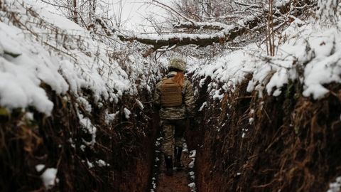 Una militar ucraniana camina por una de las trincheras en la línea de frente en Zaitseve, en la región de Donetsk