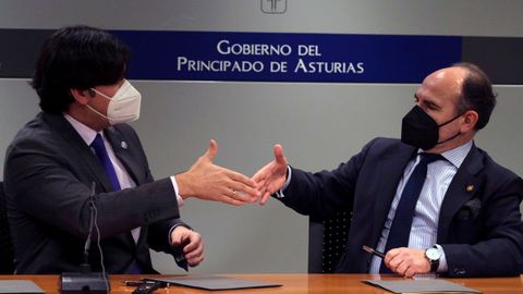 El consejero de Ciencia, Innovación y Universidad, Borja Sánchez, estrecha la mano al rector de la Universidad de Oviedo, Ignacio Villaverde