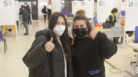 En la imagen, Rebeca y Andrea, dos jóvenes de Narón que este lunes recibieron la dosis de refuerzo en FIMO