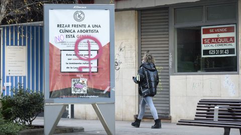 Carteles de la campaña antiabortista en las calles de Pontevedra, que el Concello ordeno retirar