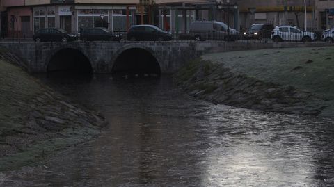 La laguna del Parque dos Condes amaneció congelada este lunes por segundo día