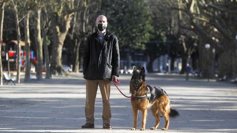 José Antonio Fernández Couto, retratado con su perro en el Cantón de Molins de Ferrol
