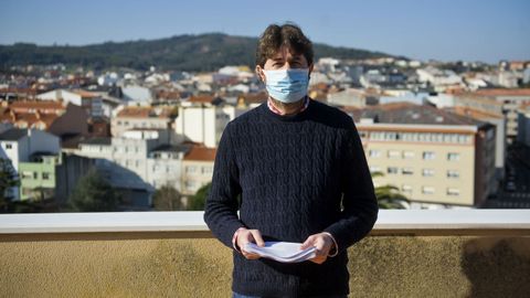 Carlos Calvelo, en la terraza situada junto al salón de plenos, que ofrece una visión del centro del núcleo urbano