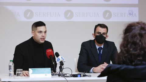 A la izqueirda, el portavoz de la plataforma Stop Suicidios, Román Reyes, con el gerente de Serfuja, Jorge Balado