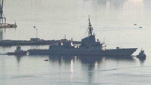 La F-102, a su salida de la ría de Ferrol, este miércoles, con rumbo a Toulon, en Francia