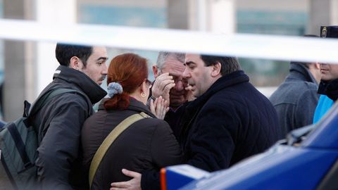 El alcalde de A Coruña en aquel momento, Carlos Negreira, con los familiares de una víctima