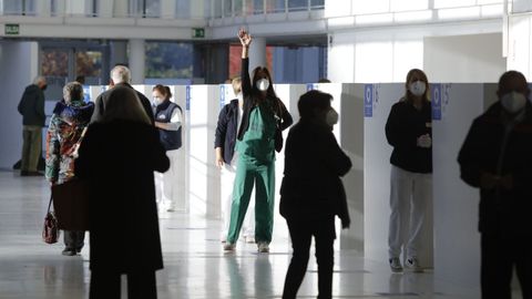 En Expocoruña está abierto el turno libre para vacunarse contra el covid-19, es decir, no hace falta cita ni para la primera dosis ni tampoco para la segunda y la tercera salvo en el caso de los jóvenes de 18 a 29 años