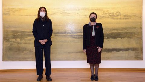 Felipa Jove e Rosario Álvarez, posando trala sinatura do convenio na Fundación María José Jove.