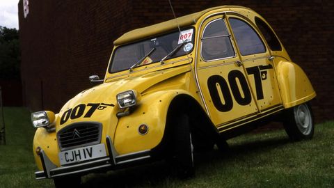 2CV (1959). A la fabricación del AZU se suma otro modelo: el legendario 2CV. Estos dos modelos dominaron la producción del Centro de Vigo en los primeros diez años.