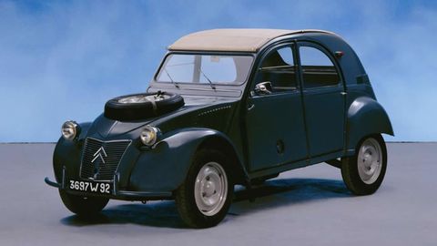 2CV Sahara (1964). Es una versión un poco más aventurera del popular 2CV y destaca por su tracción total (lo que lo convierte en uno de los primeros todoterrenos en fabricarse en la planta viguesa)