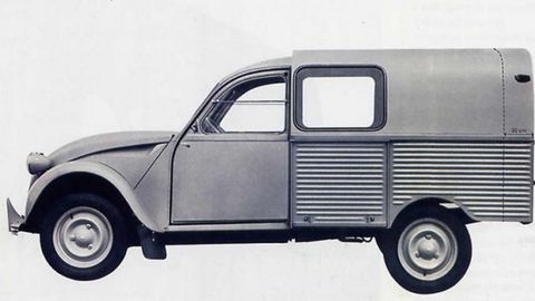 Citröen AK (1967). Este modelo fue una evolución del modelo AZU pero con motores más potentes