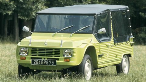 MEHARI (1969). Este coche estaba pensado para disfrutar de largas tardes al sol en la playa.