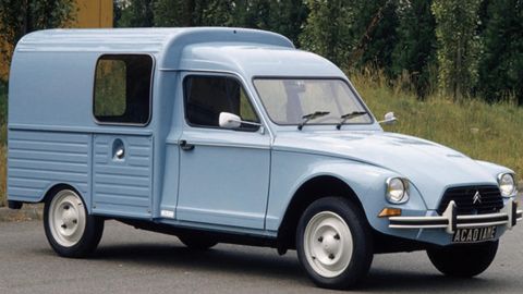 AYU (1977). Derivaba del Dyane 6 y seguía la estela del AZU. En el año 1975 Peugeot adquiere el 90 % del capital de Citröen dando lugar a la creación de Groupe PSA; de esta forma se comienza a producir indistintamente modelos de las dos marcas. Por ello, el arranque de la producción de este modelo coincide también con el del principio de fabricación del primer coche de la marca Peugeot en el centro vigués: el 504.