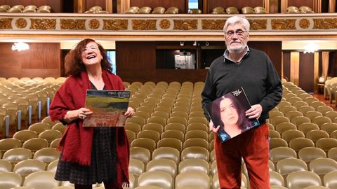 Pilocha e Miro Casabella, posando cos discos que evocarán nas súas actuacións no teatro Colón.