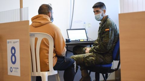 Vacunación de refuerzo frente al covid en el edificio de la Xunta, en Pontevedra, para el grupo de edad de 18 a 29 años