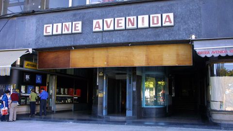 Así lucía en el 2002 la fachada del cine Avenida.