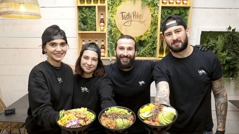 El encargado y empleados del Tasty Poke de Santiago, abierto en la plaza de Vigo. El establecimiento abre todos los días (de 12.30 a 16.30 y de 19.30 a 23.30 horas) y es un negocio en el que las mascotas son bienvenidas. La acogida, dicen los socios, fue «muy buena. Mucha gente estaba desencantada con el poke y aquí descubrieron que sí que les gustaba».
