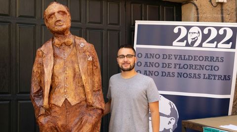 Moral coa estatua de Florencio feita por Anxo Baranga