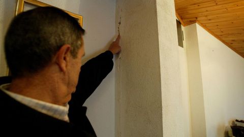 Grietas en una casa de Triacastela tras un terremoto registrado en el 2003