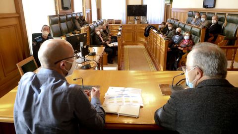 El concejal de Seguridade Cidadá de Santiago, Gonzalo Muíños (izquierda), y el alcalde, Xosé Sánchez Bugallo, explican a las asociaciones de vecinos la nueva policía de distrito