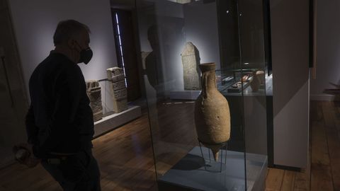 Un visitante contempla una ánfora romana para transporte de mercancías por barco encontrada entre las islas Cíes y Ons.