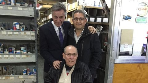 Luis Romero (de pie, a la izquierda), con el emigrante de Dodro en Buenos Aires José Luis Ferreirós durante una visita en el 2015 del entonces alcalde de este municipio, Valentín Alfonsín (de pie, a la derecha) a la capital argentina