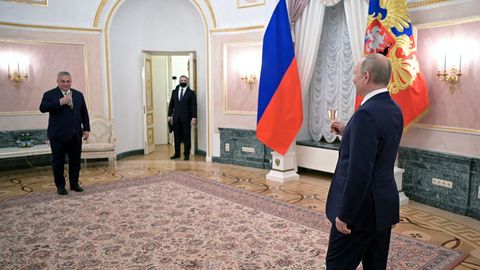 Vladimir Putin brinda con el primer ministro húngaro, Víktor Orbán.