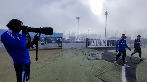Jirka hace una foto sus compañeros antes del entrenamiento del Oviedo