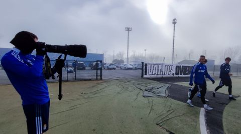 Jirka hace una foto sus compaeros antes del entrenamiento del Oviedo