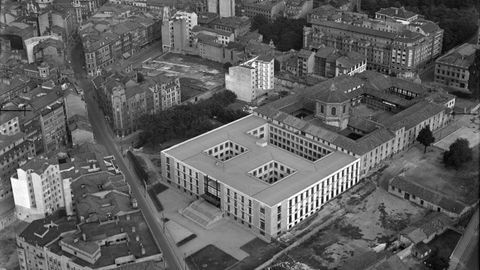 La Escuela de Minas de Oviedo en 1962, poco tiempo después de abrir en un edificio que originalmente se construyó como ampliación del hospicio (el actual Hotel de la Reconquista).
