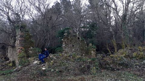 Restos de construcciones de la aldea desaparecida de Lamas que se están poniendo al descubierto después de haber permanecido durante décadas ocultos por la vegetación