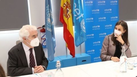 Gustavo Suárez Pertierra con la Reina Letizia durante un encuentro en la sede de UNICEF.