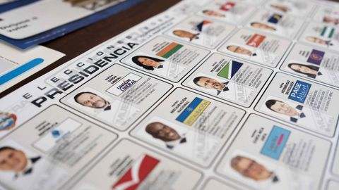 Papeleta con los 25 candidatos a las elecciones presidenciales de este domingo en Costa Rica
