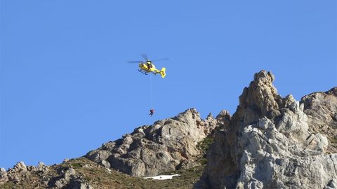 El Grupo de Rescate del Servicio de Emergencias del Principado de Asturias, a bordo del helicóptero medicalizado de Bomberos de Asturias, rescatando a un senderista que resultó herido tras sufrir una caída cuando bajaba del pico de Las Morteras, en Somiedo