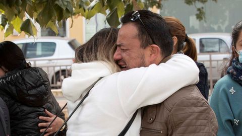 El padre de Claudia Abigail, la chica de 17 años que fue asesinada por su exnovio de 19 años, recibe el consuelo de familiares y amigos, hoy en el tanatorio de Totana.