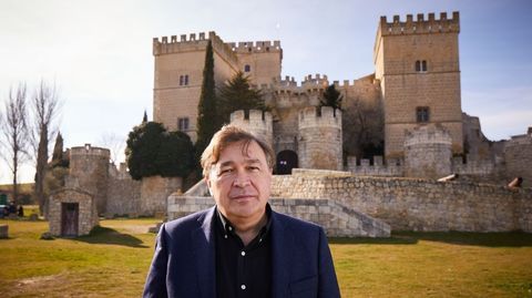 Tomás Guitarte delante del castillo de Ampudia (Palencia).