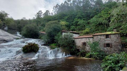 Cascada del Parque da Natureza do río Barosa, en Barro, con su conjunto de molinos de agua