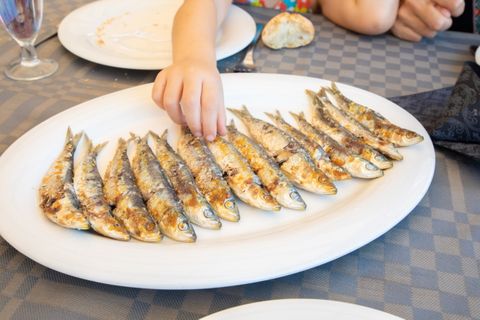 El pescado azul se diferencia del pescado blanco en que su contenido en grasas es mayor. 
