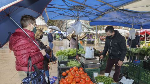 El mercado de Carballo hoy se celebró bajo la lluvia