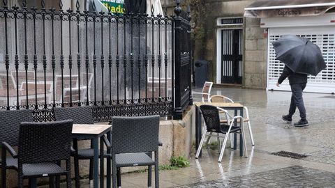 Después de muchos días de tiempo seco, hoy es un día de terrazas vacías en Galicia debido a la lluvia