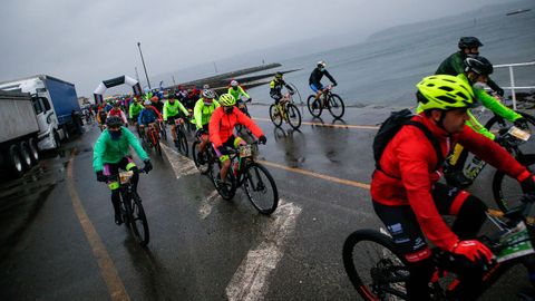 A pesar de la lluvia hubo ánimo para participar en la BTT y Andaina del concello de Rianxo